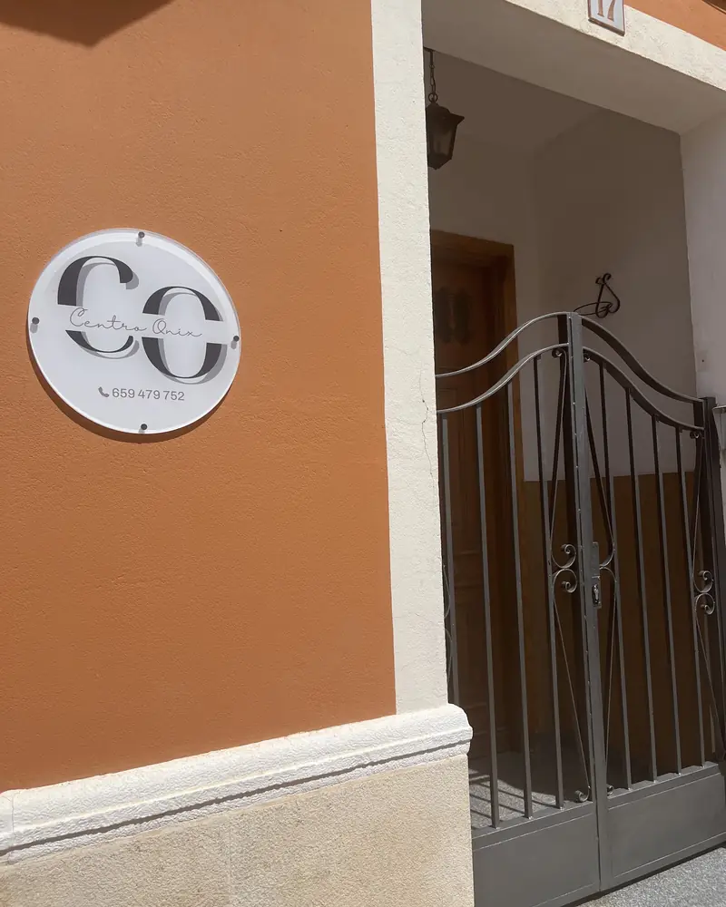 Entrada de Centro Ónix, con el logotipo en la fachada de C/ General Espartero 17
